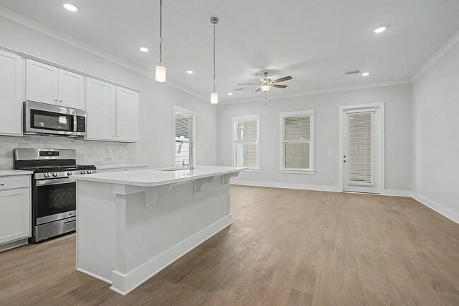 Building Photo - 3065 Four Oaks Blvd