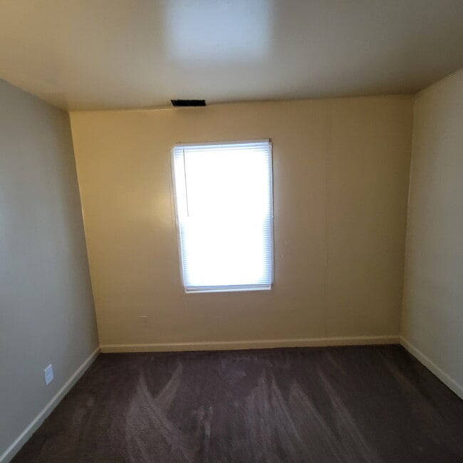 Building Photo - 3 Bedroom spacious, corner lot on quiet cul-de-sac