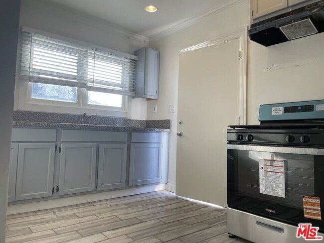 Building Photo - 2309 S Budlong Ave