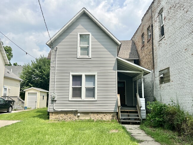 Building Photo - 819 St Lawrence Ave