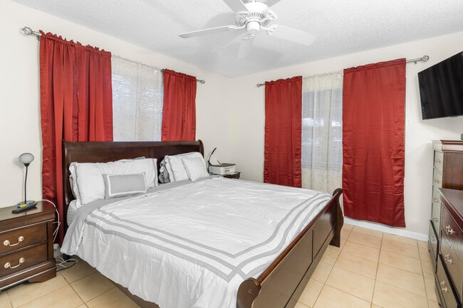 Building Photo - 505 Mansfield M