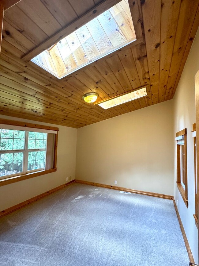 Building Photo - Expansive Bainbridge Island home and prope...