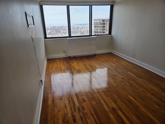 Building Photo - One Bay Club Dr