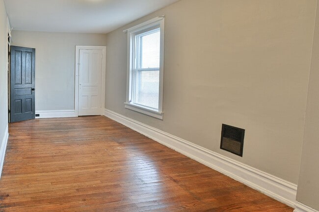 Building Photo - Large 5 Bedroom on Peffer