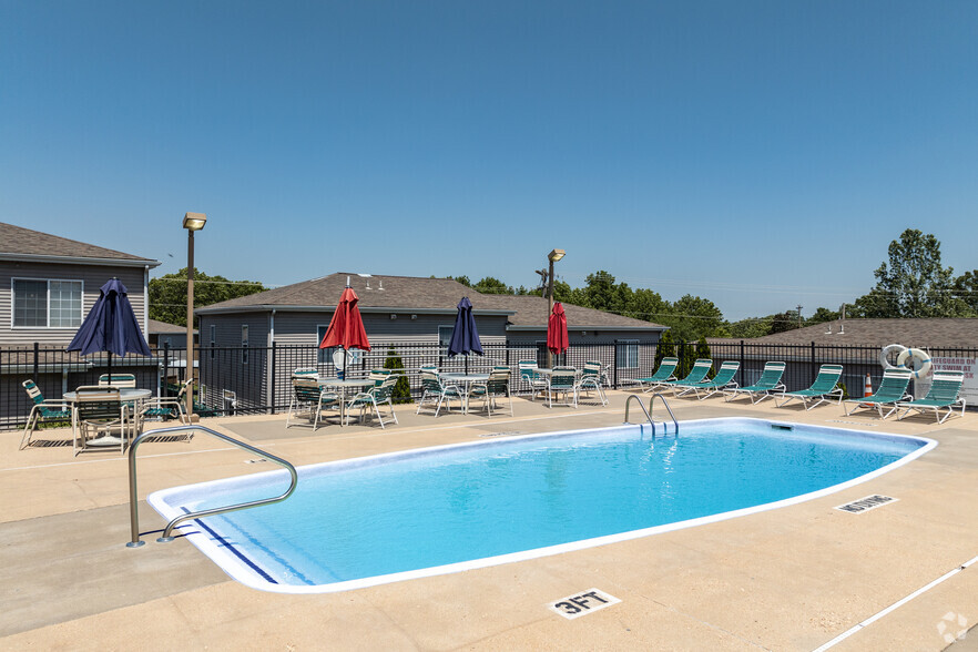 Pool - Oak Point Townhomes