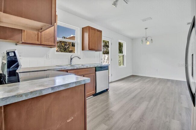 Building Photo - 303 Anchovie Ct
