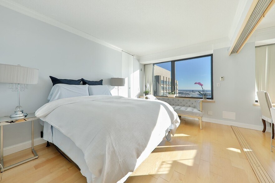 Building Photo - 65 E India Row