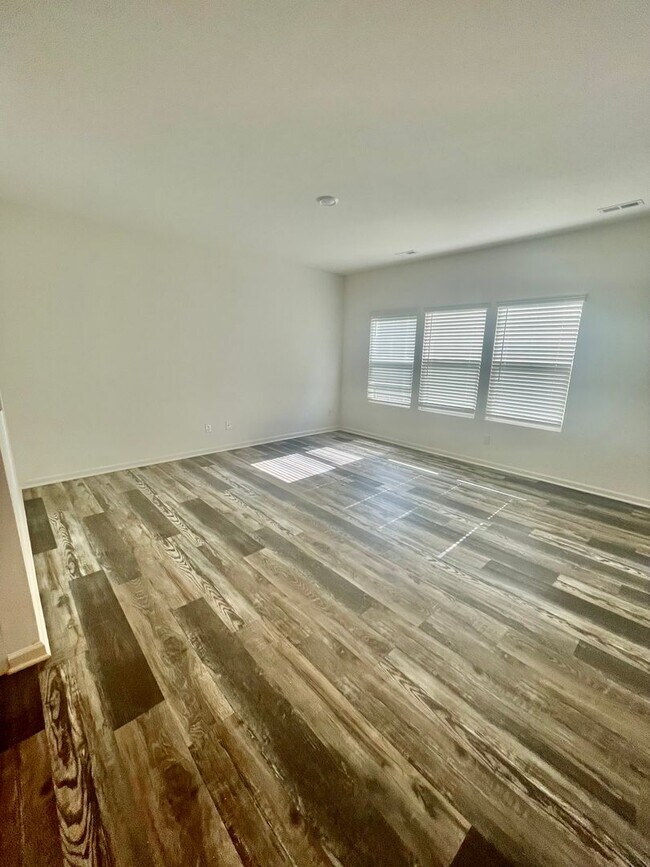 Building Photo - Welcome to this stunning 5-bedroom, 2-bath...