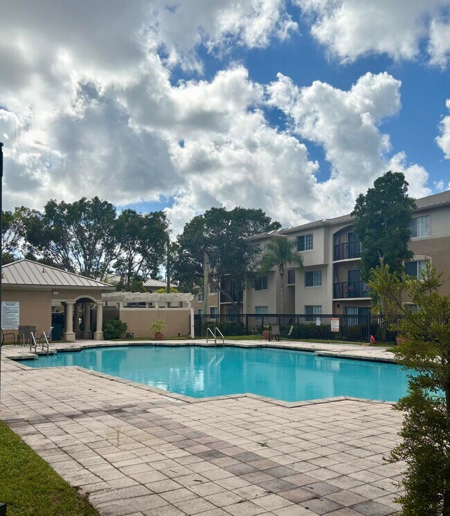 Building Photo - 900 Crestwood Ct S