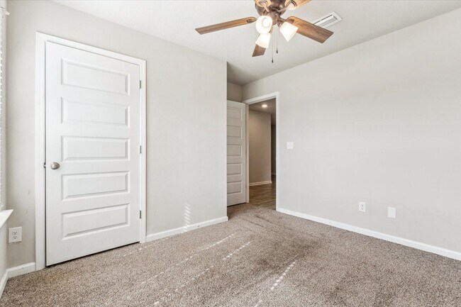 Building Photo - Four Bedroom in West Mobile