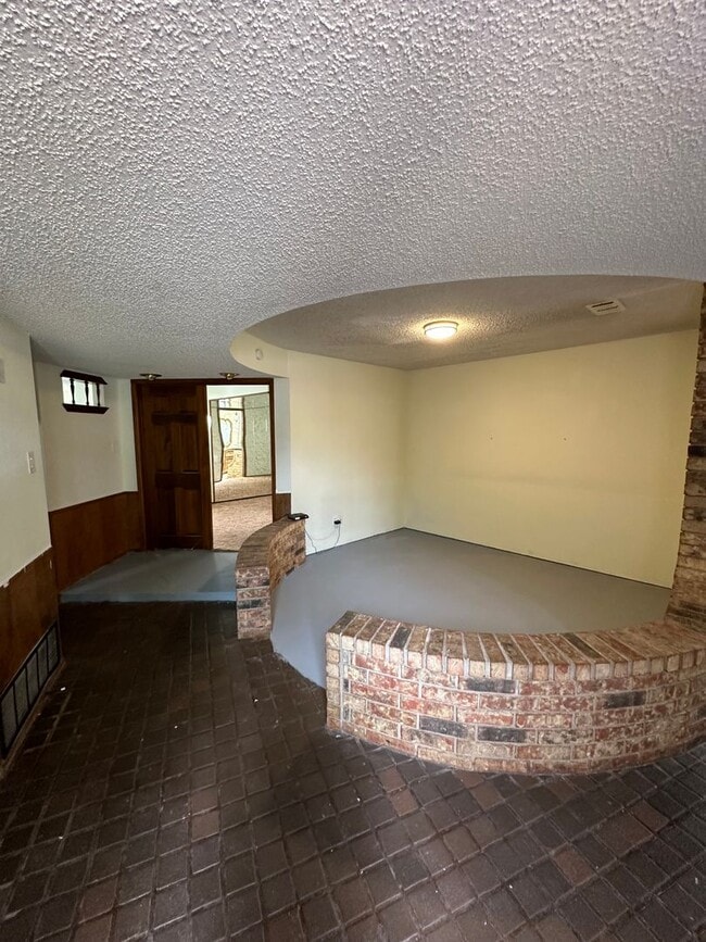 Building Photo - A Large 2 Bed with Sauna and walk in Jacuzzi! Large Rec Room!
