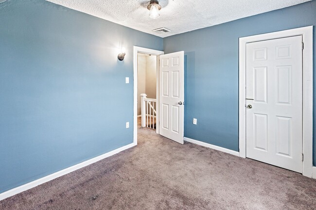 Building Photo - Renovated 2 bedroom, 1 bath townhouse in Claymont