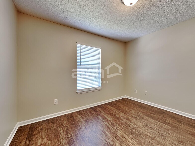 Building Photo - 840 Mackenzie Cir