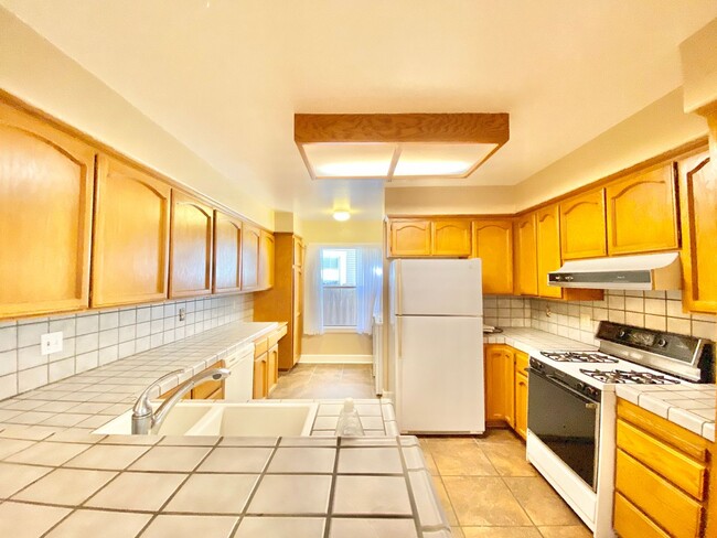 Building Photo - Adorable Home in Mid-town Sacramento!