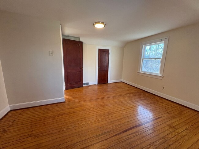 Building Photo - Beautiful house near Univeristy of Lynchburg! Four bedrooms, two bath!