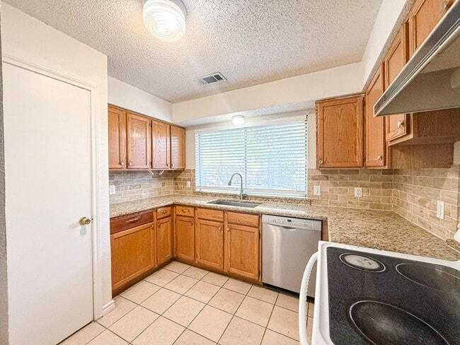 Building Photo - 612-614 Towne House Ln