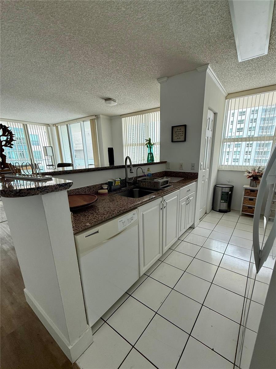 Building Photo - 1155 Brickell Bay Dr