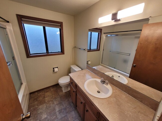 Building Photo - 5085 Kaufman Loop SE