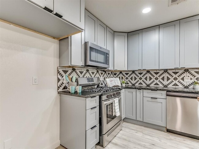 Building Photo - 906 E Comanche St