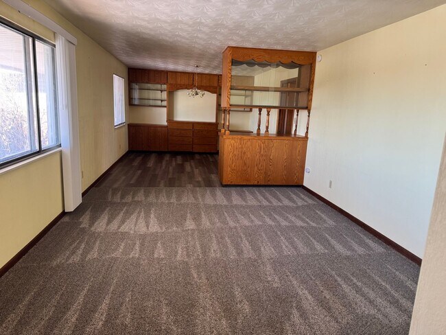 Building Photo - Country living at its best! Traditional farm house avail NOW