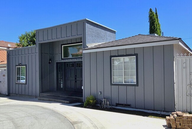 Building Photo - 3 Bedrooms, 2 Baths Remodeled Encino Home ...