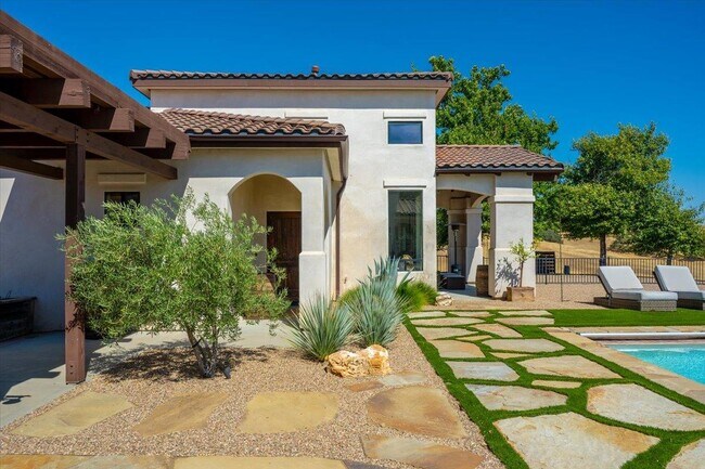 Building Photo - 6750 Golden Pheasant Ln