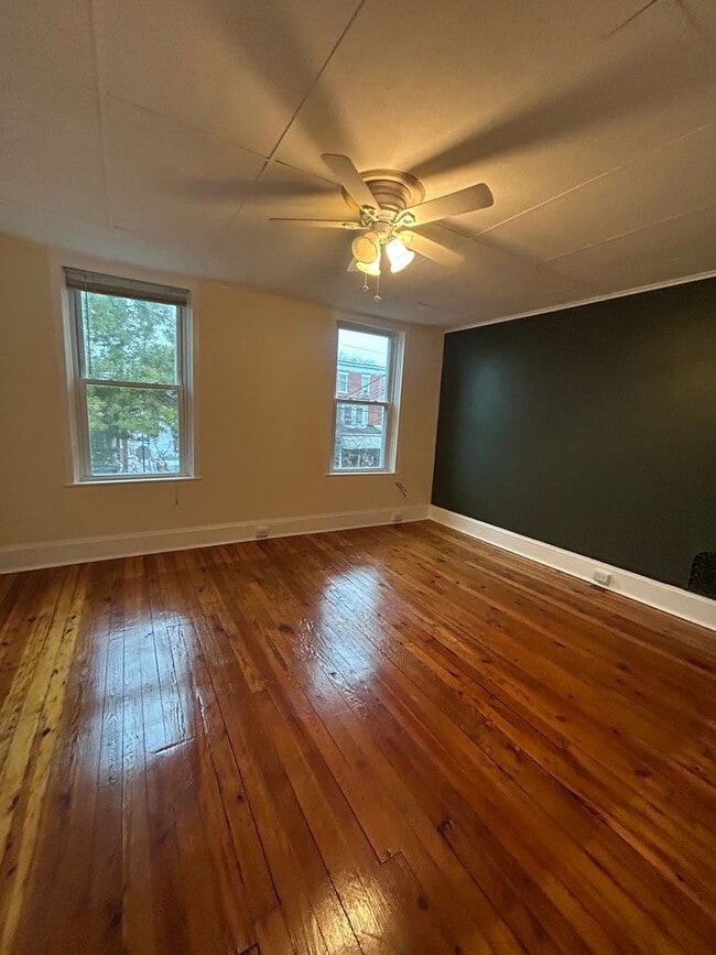 Building Photo - 556 N Plum St