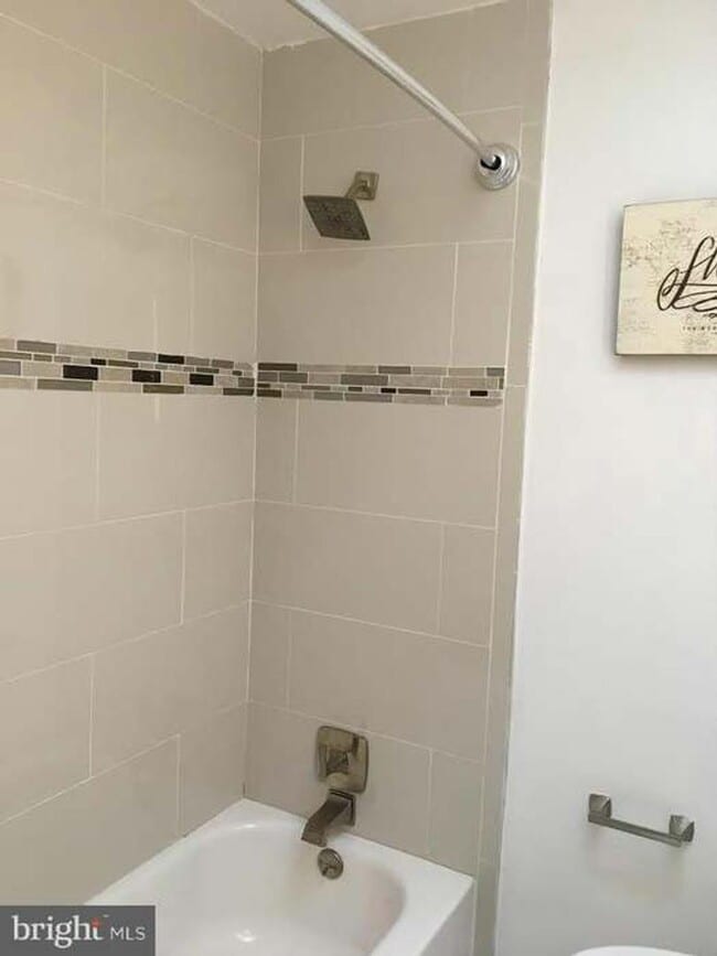 Building Photo - Spacious Townhome with Off Street Parking