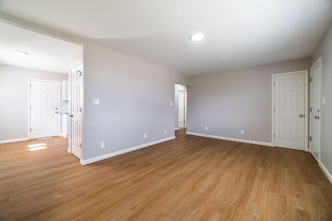 Building Photo - Updated 3 Bedroom Home with Garage!