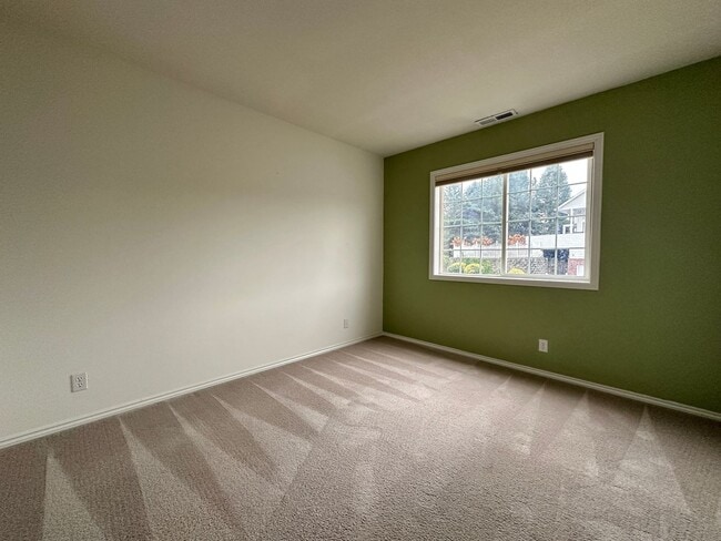 Building Photo - Large Three Bedroom Home in the Hills of West Salem