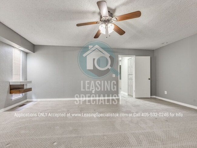 Building Photo - Warr Acres 3 Bed 2 Bath Home with a Pool!!