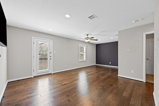 Building Photo - 1112 Highknoll Ln