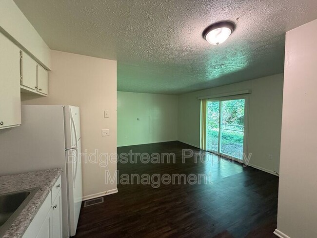 Building Photo - 3001 Idylwilde Blvd