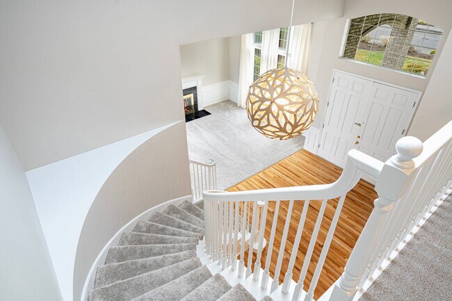 Building Photo - Spacious 5 Bedroom 3 Bath Home w/ 3-Car Garage and New Updates!