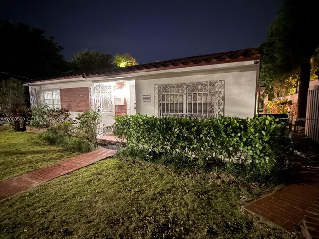 Building Photo - 3600 SW 26th St