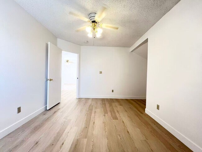 Building Photo - 10001 Dove Ridge Dr