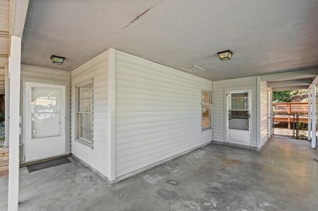 Building Photo - 1207 Southwood Rd