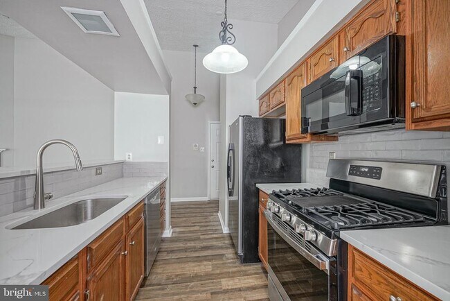 Building Photo - 95 Eldon Way
