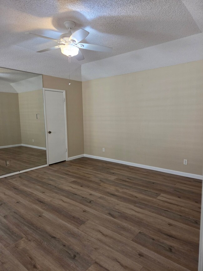 Building Photo - 2221 Valleyview Blvd