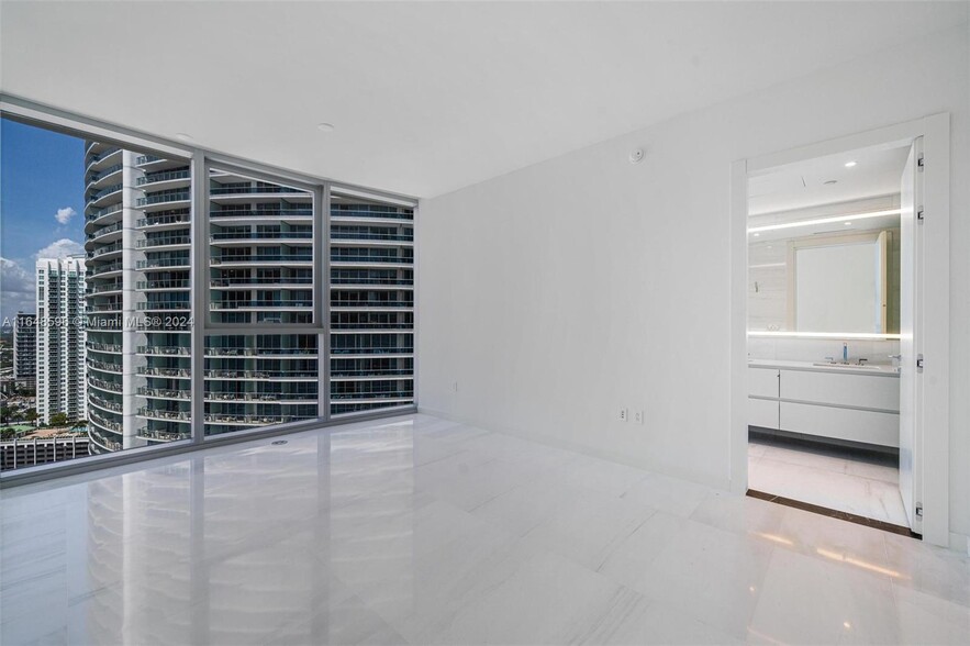 Building Photo - 300 Biscayne Blvd Way