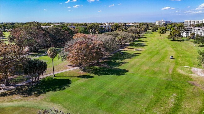 Building Photo - 605 Oaks Dr