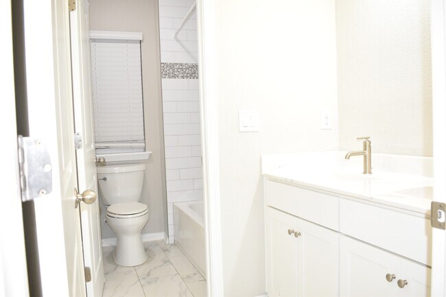 Building Photo - 572 Windermere Way