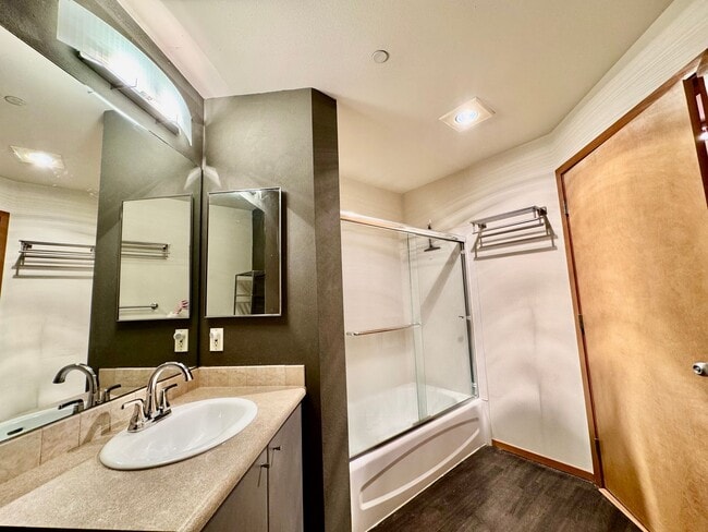 Building Photo - Studio for rent in the heart of Capitol Hill!!!!!!