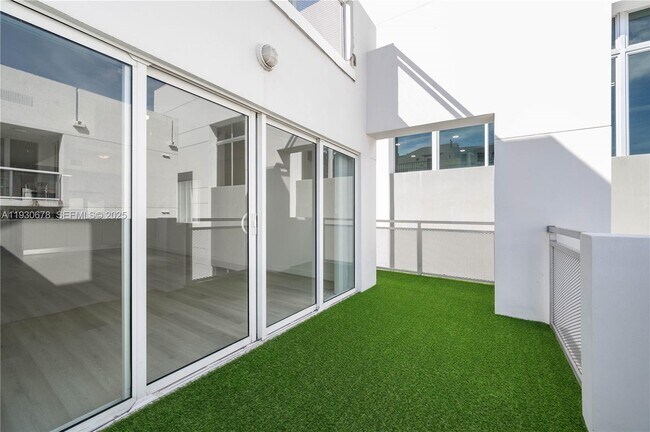 Building Photo - 1712 SW 2nd Ave