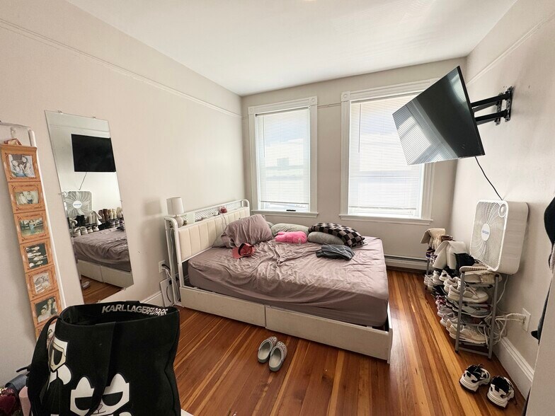 Building Photo - 146 Gove St