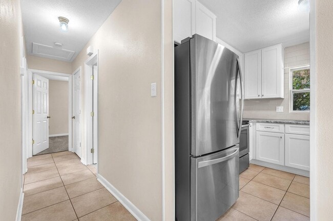 Building Photo - Updated Kitchen and Oversized Yard!