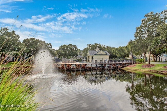 Building Photo - 13700 Richmond Park Dr N