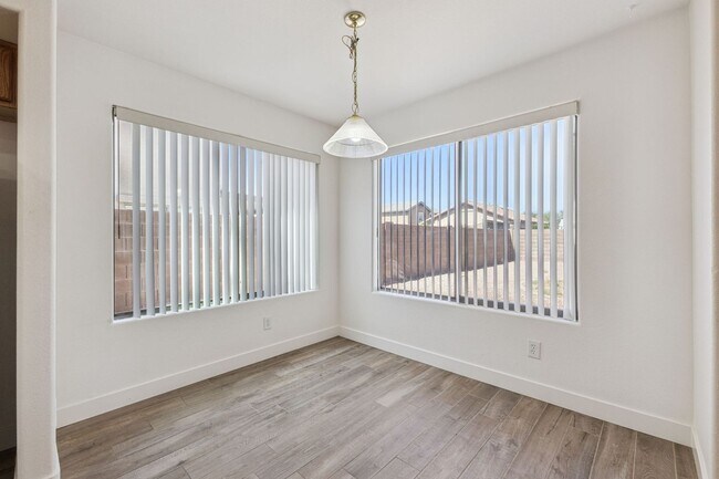 Building Photo - Spacious 2 Story 4 Bedroom 2.5 Bath Home L...