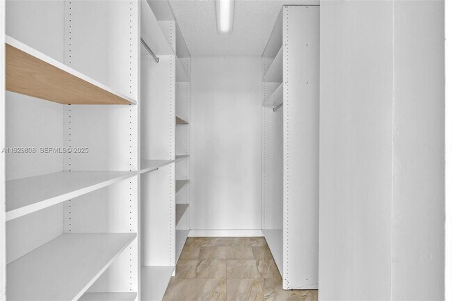 Building Photo - 9800 W Bay Harbor Dr