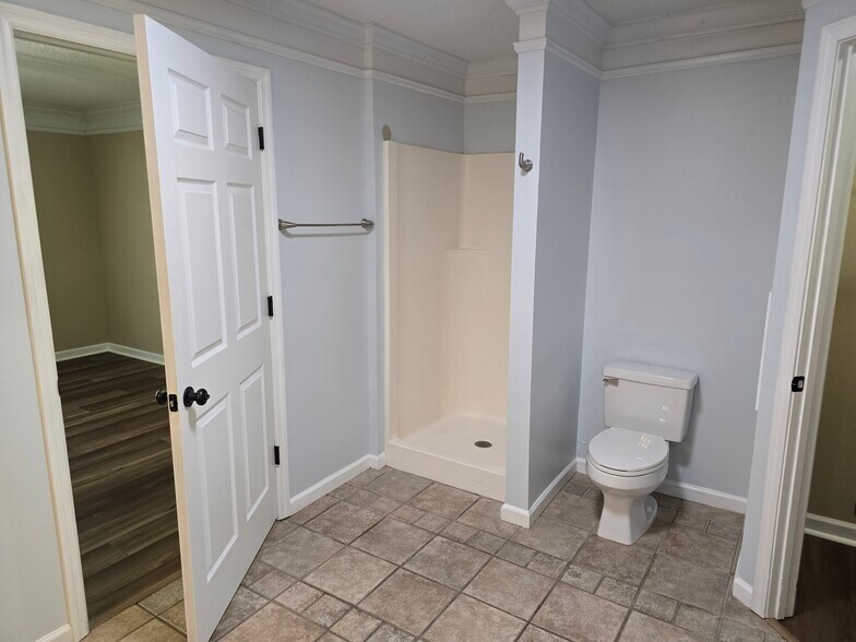 Primary Bathroom - 2065 Pinemount Blvd